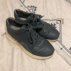 Everlane sneaker good condition!